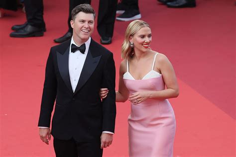 Scarlett Johansson and Colin Jost Walk Red Carpet at Cannes:。